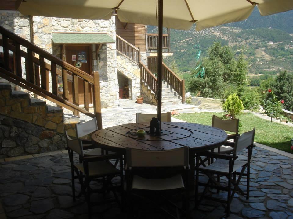 Efharis Filoxenon Apartamento Feneos Exterior foto