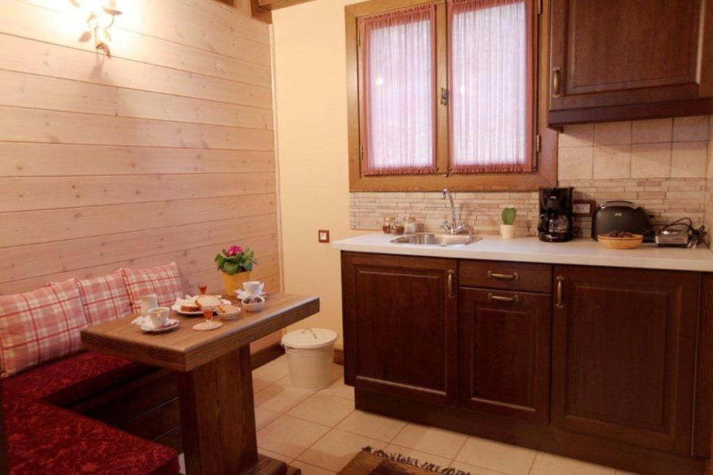 Efharis Filoxenon Apartamento Feneos Exterior foto