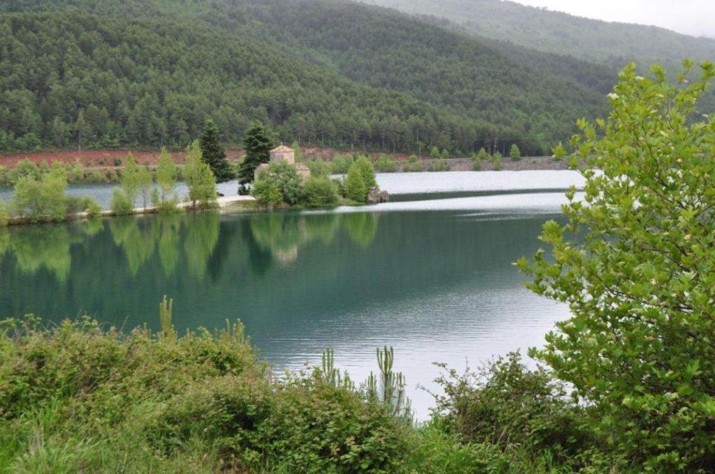 Efharis Filoxenon Apartamento Feneos Exterior foto